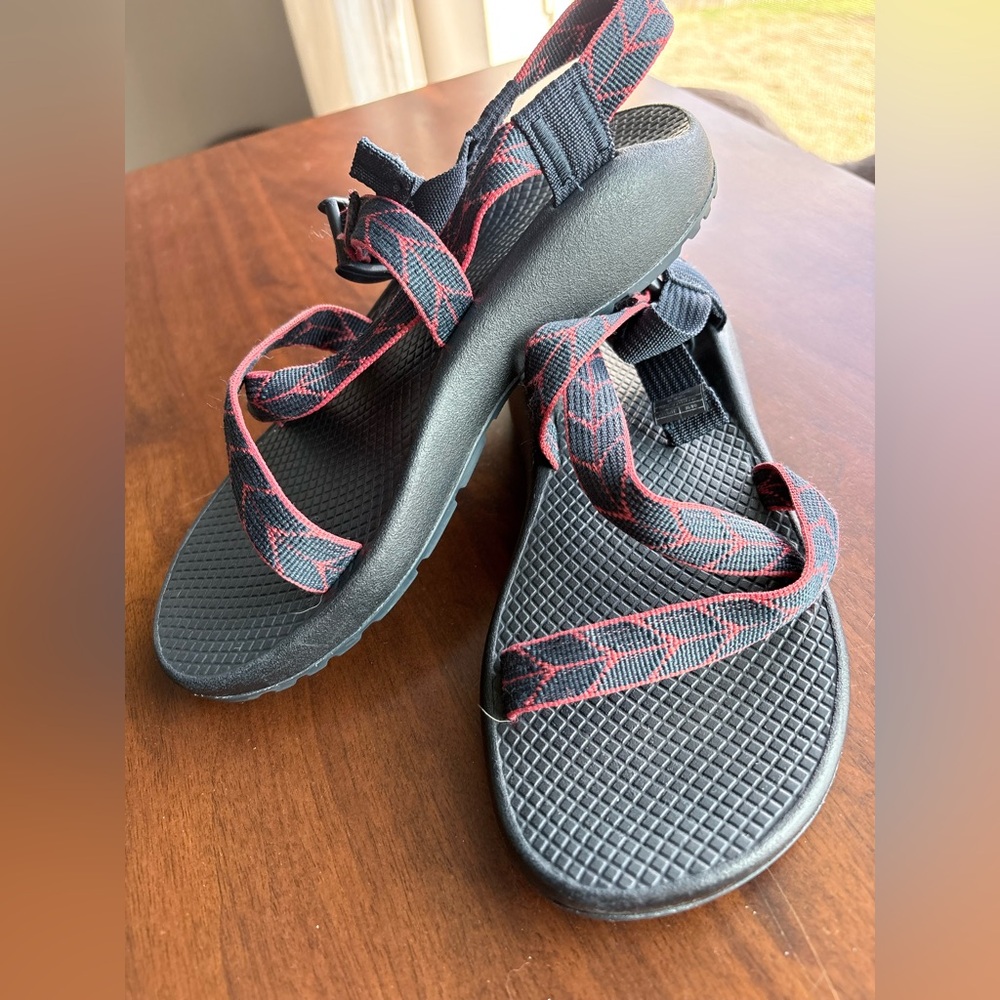Women’s Size 8 Chaco Black Sandal with Red and Navy arrow Straps